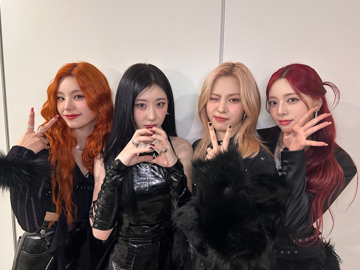 ITZYofficial's tweet photo. [ #2023MBC가요대제전 ]

2023년의 한 해도 ITZY에게 큰 힘이 되어준 MIDZY❤
2024년도 같이 왕 하고 먹어버리자🍰

MIDZY was such a big support to us in 2023❤
Let’s eat up 2024 too yeah like🍰

#ITZY #MIDZY @ITZYofficial
#가요대제전 #MBCMusicfestival https://t.co/9VOXKQME5T