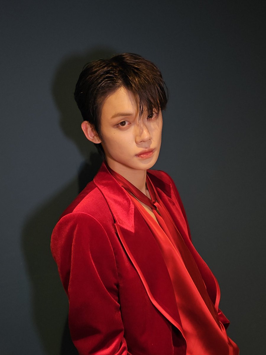 parkwonbiyn's tweet photo. Cloaked by the crimson threads of a red suit, the cameraman revealed that night that I’m at my best in red. I hope you all concur. ♥️ https://t.co/PvR4f2NQMo