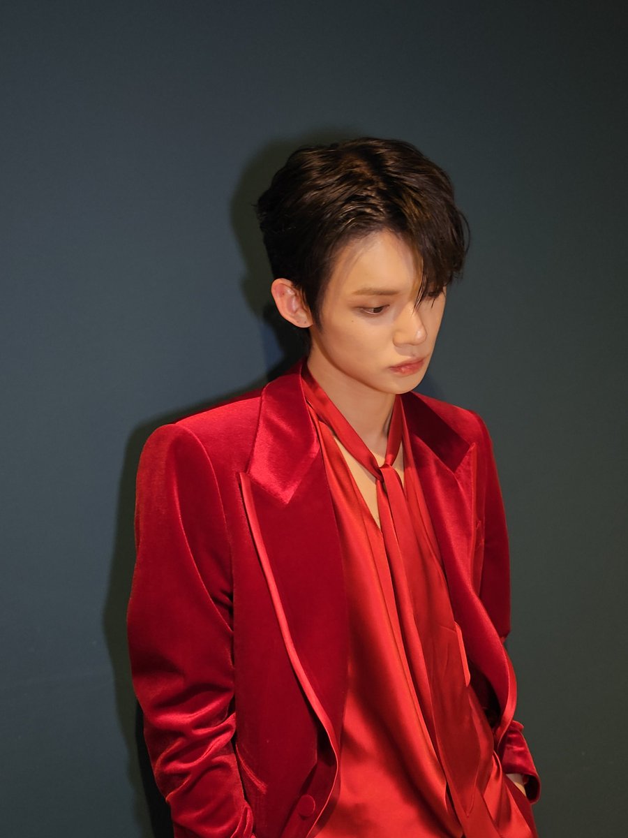 parkwonbiyn's tweet photo. Cloaked by the crimson threads of a red suit, the cameraman revealed that night that I’m at my best in red. I hope you all concur. ♥️ https://t.co/PvR4f2NQMo