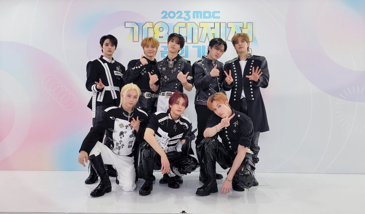 [스키지기]
완벽한 2023년의 마무리를, 그리고 더 완벽할 2024년의 시작을 함께해 주신 스테이 감사합니다💟
2024년에도 꼭 같이 행복해 주세요!! 새해 복은 다 스키즈와 스테이 꺼~❣️

#StrayKids #스트레이키즈
#2023MBC가요대제전 #가요대제전
#YouMakeStrayKidsStay