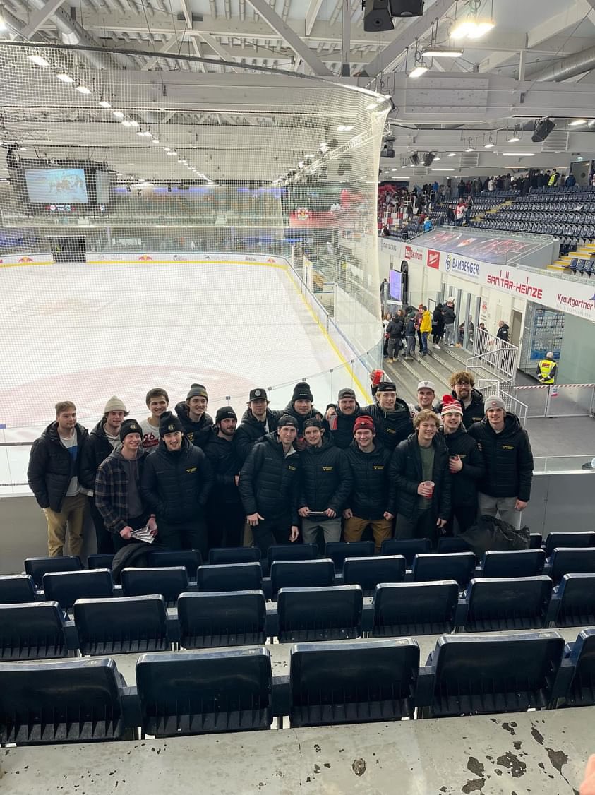 𝐒𝐜𝐞𝐧𝐞𝐬 𝐟𝐫𝐨𝐦 𝐏𝐫𝐚𝐠𝐮𝐞 📸 @GustavusMHockey is ringing in the new year in the Czech Republic! The Gusties opened their European trip with a 7-2 win over @riderspardubice, followed by an 8-2 victory over Prague Select earlier today. #GoGusties | #d3hky