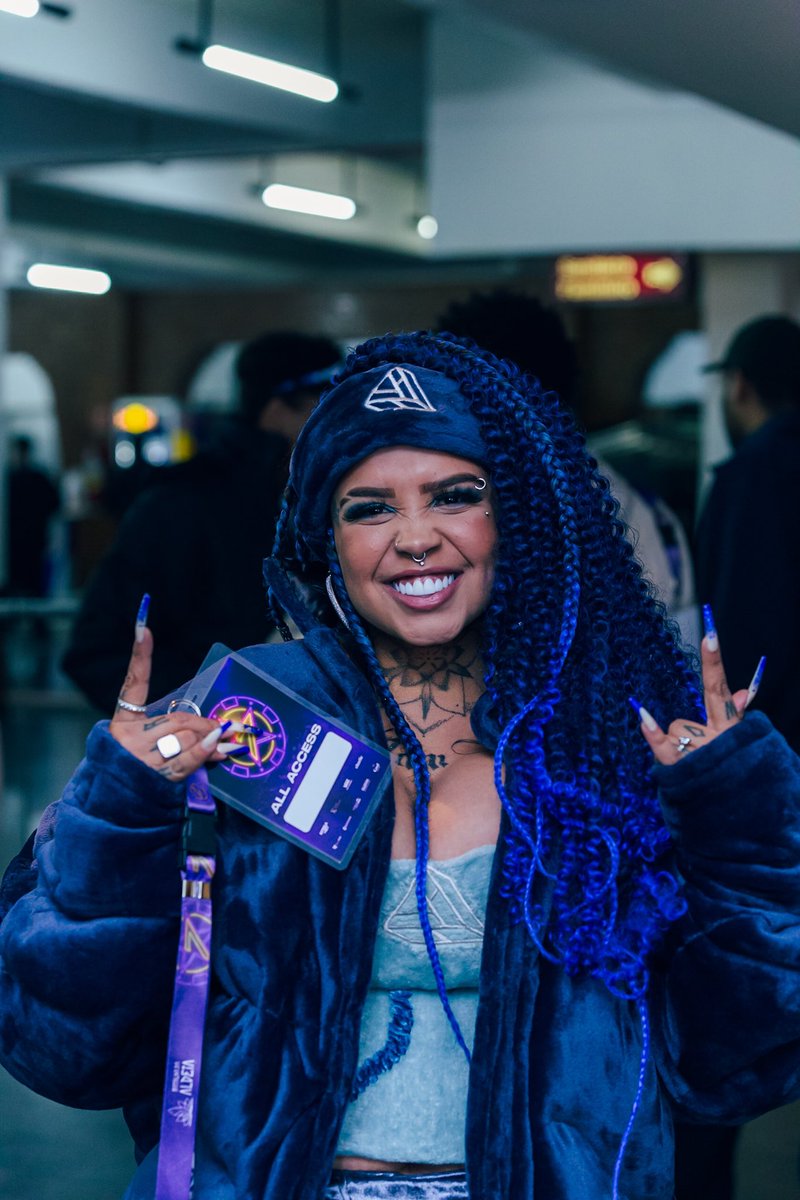 melhor mc do ano, usa dread, e tá de azul.