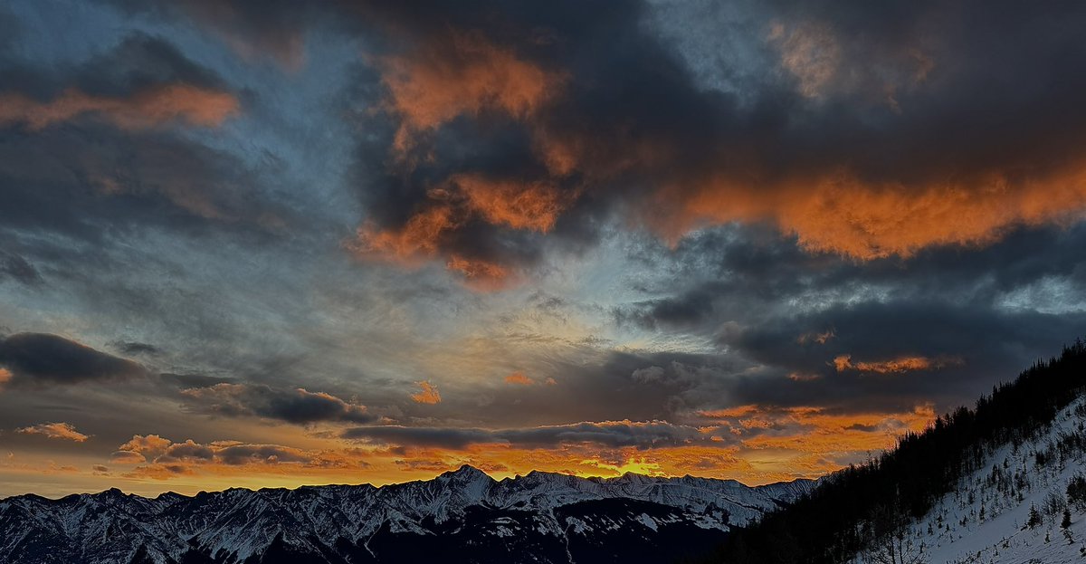 Washed_Up's tweet photo. Gorgeous #chinook #sunrise from the top of #GoldExpress @SkiNakiska #123123 #December2023 #abstorm #ShareYourWeather https://t.co/bHVdLmziGA