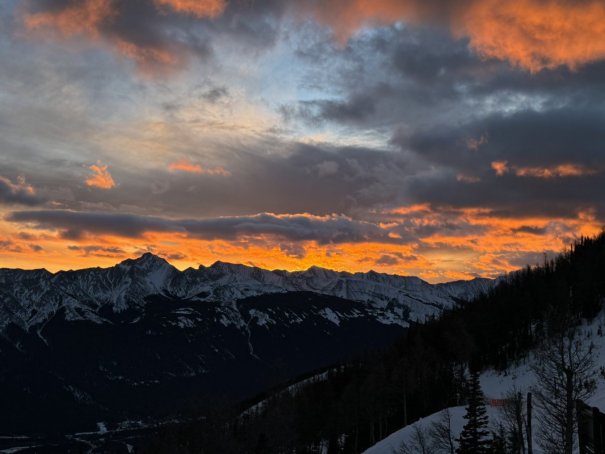 Washed_Up's tweet photo. Gorgeous #chinook #sunrise from the top of #GoldExpress @SkiNakiska #123123 #December2023 #abstorm #ShareYourWeather https://t.co/bHVdLmziGA