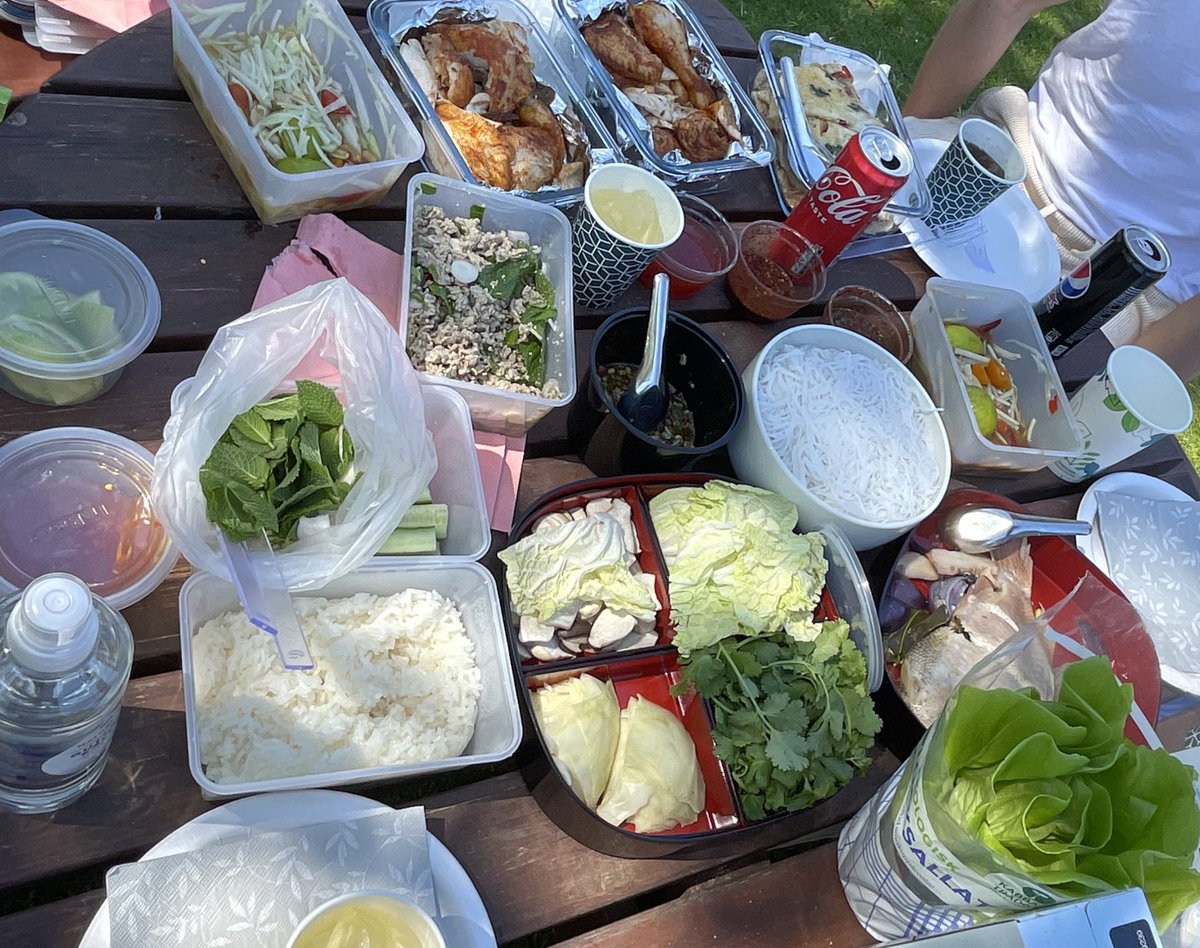 Duckmma's tweet photo. ไปปิกนิคที่สวนดอกไม้
ที่ฝรั่งคิด vs คนไทย 😂 https://t.co/KIbb3N0EGY