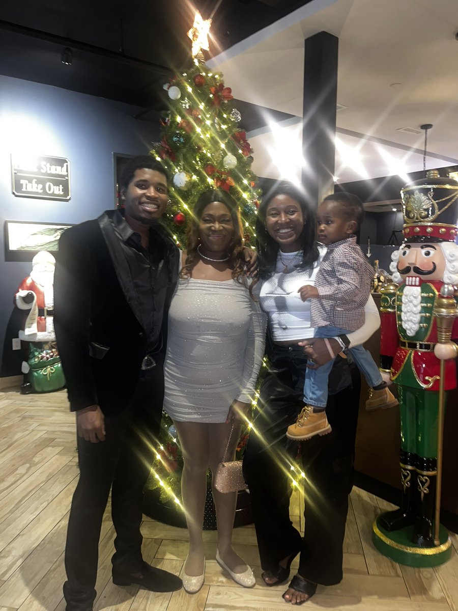 DezWaul_St's tweet photo. Christmas, my dad’s bday, my mom’s bday … always a great way to end the year ❤️🤞🏾
2023 = BEST YEAR YET ‼️ https://t.co/1NHCFz4PtP