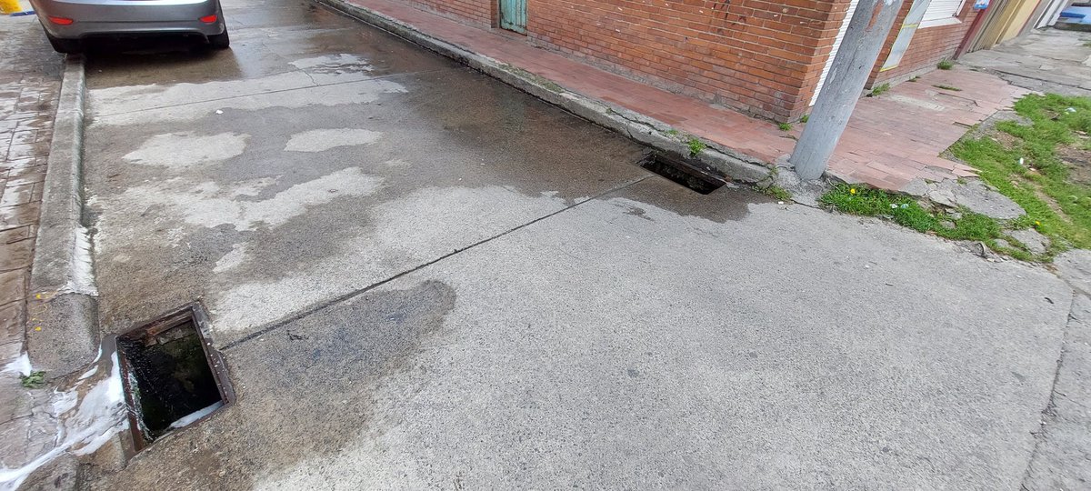 Chepelo's tweet image. Buenos Días Señores @AcueductoBogota desde hace más de 2 meses reporté estas alcantarillas sin tapa. Al momento no hay solución   Carrera 18 # 185 B 04 Barrio Verbenal.