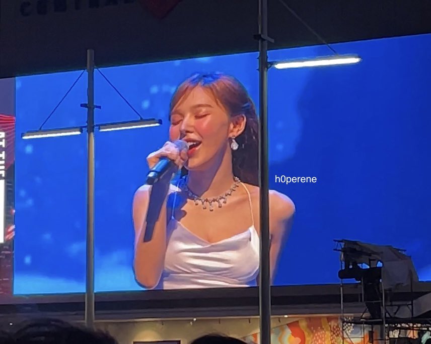 h0perene's tweet photo. i’ve always been a short hair wannie advocate but she was SO stunning in her extensions, white dress, and accessories like she looked DIVINE i think i fell in love even more 😭💙

#RedVelvet #Wendy #BGCTaguig2024NYE https://t.co/oChu1aupuz