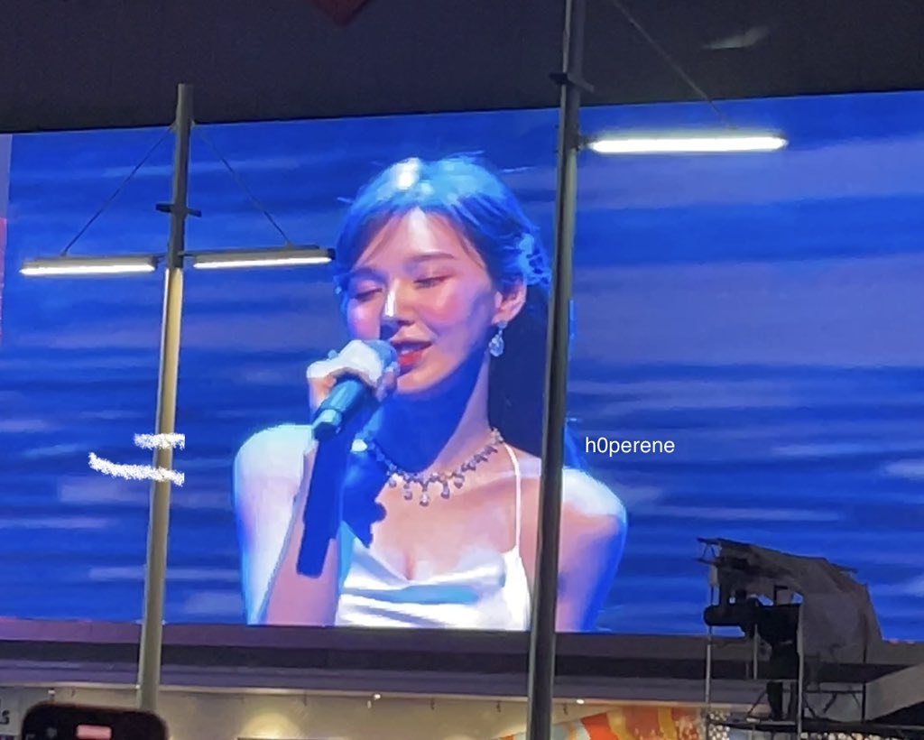 h0perene's tweet photo. i’ve always been a short hair wannie advocate but she was SO stunning in her extensions, white dress, and accessories like she looked DIVINE i think i fell in love even more 😭💙

#RedVelvet #Wendy #BGCTaguig2024NYE https://t.co/oChu1aupuz