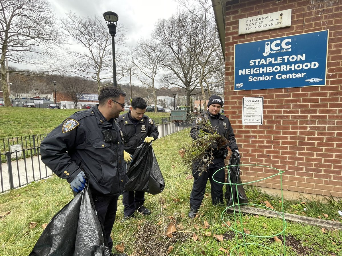 NYPD120Pct's tweet photo. Our field training officers were working today to beautify Stapleton, doing a litter clean up and preparing a flower bed for planting. Thank you to @HeathermButts for all she does to make Staten Island beautiful. https://t.co/S3rWojYx0k