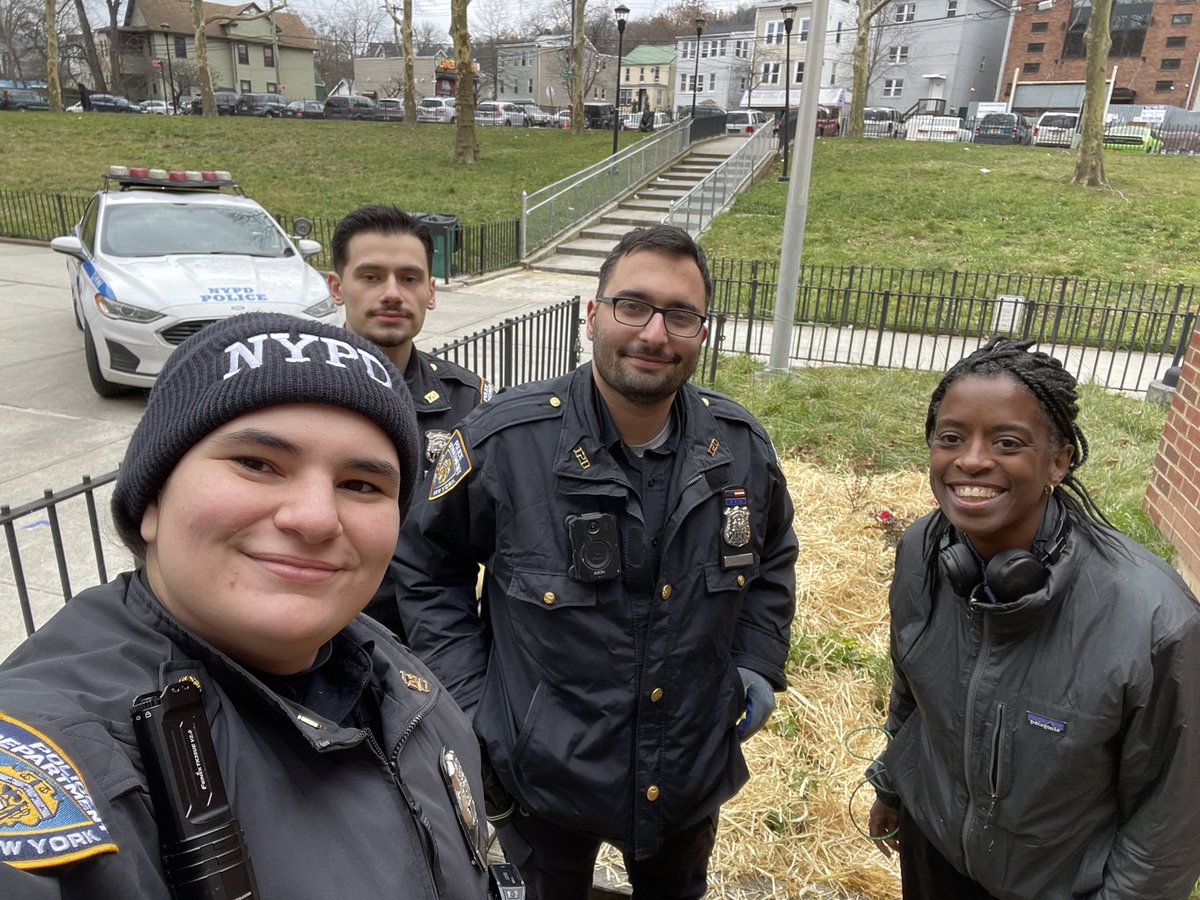 NYPD120Pct's tweet photo. Our field training officers were working today to beautify Stapleton, doing a litter clean up and preparing a flower bed for planting. Thank you to @HeathermButts for all she does to make Staten Island beautiful. https://t.co/S3rWojYx0k