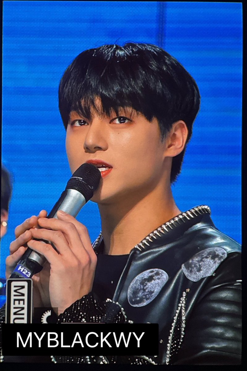 MYBLACKWY's tweet photo. 231231 가요대제전 pre

우영아 새해 복 많이 받아🖤
올해도 잘 부탁해🍀

#우영 #에이티즈 #WOOYOUNG #ATEEZ https://t.co/bmFUkQzlT5