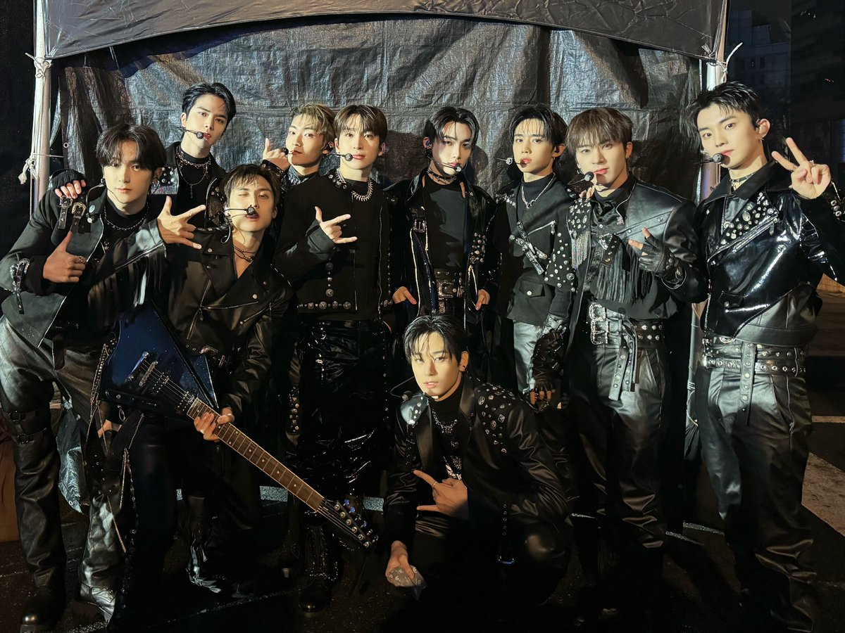 IST_THEBOYZ's tweet photo. [📸] 더보이즈 2023 MBC 가요대제전 무대 완료✨ 너드 섹시 주연&amp;큐&amp;선우의 Special Stage부터🤖 추위도 물리친 멋진 WATCH IT 무대까지⚠️ 2024년도 더보이즈와 함께해요❤️‍🔥

#THEBOYZ #더보이즈 https://t.co/8XHVx0tWvV