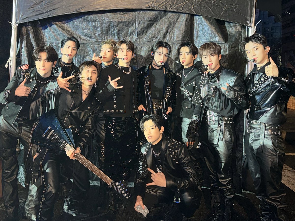IST_THEBOYZ's tweet photo. [📸] 더보이즈 2023 MBC 가요대제전 무대 완료✨ 너드 섹시 주연&amp;큐&amp;선우의 Special Stage부터🤖 추위도 물리친 멋진 WATCH IT 무대까지⚠️ 2024년도 더보이즈와 함께해요❤️‍🔥

#THEBOYZ #더보이즈 https://t.co/8XHVx0tWvV