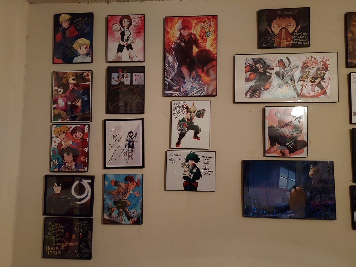 lost_girl_anika's tweet photo. Starting 2023 VS Starting 2024...
So many badass autographs on my wall this year, lots of friendships made, and too many incredible memories to count! 
Thank you all for an amazing 2023! Happy New Year! 
#conlife #handlerlife https://t.co/AyWI82xq1D