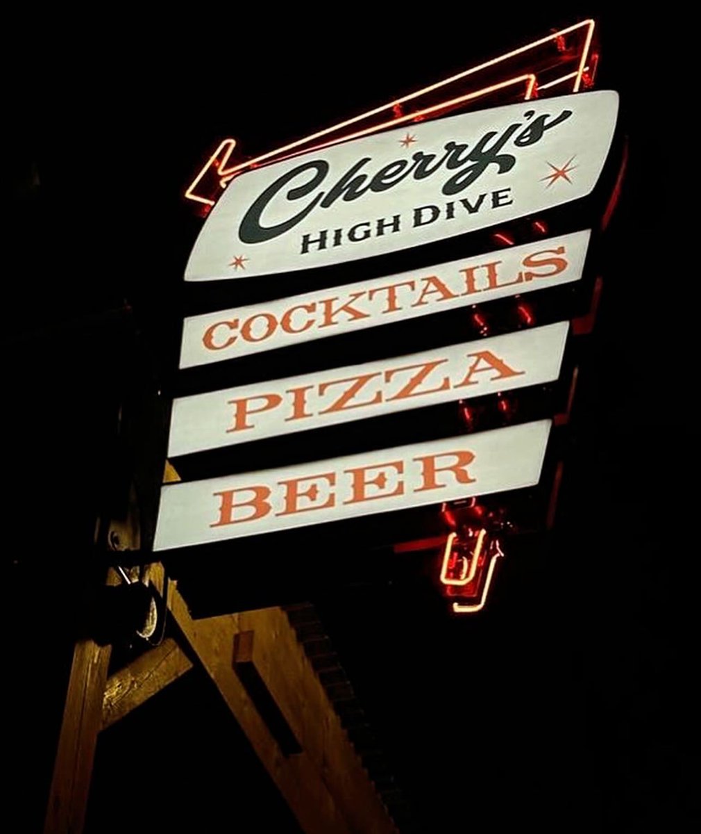 eatingyyz's tweet photo. How fitting that my final post of 2023 is about a new #pizza spot people are drooling over. Cherry's High Dive looks like a fun spot and is a 70's-inspired 'dive' bar. They serve up tavern-style #barpie with flavors like spicy soppressata, four cheese, pepperoni, roasted veggie, and Hawaiian alongside many other bar favorites. Does this look good enough to eeeat? 💚

ℹ️ #CherrysHighDive 
📍 488 Wellington St W, #Toronto
📷 megz_ate_here (IG)
➕ Spicy #Soppressata Bar Pie ($20)
➕ Sign thefineprinteditorial (IG)
➕ Interior by @ianemmettthomas 

Oh, I hear they have a vintage photo booth! So fun, snap snap! 😀

#tavernpizza #pizzatoronto #torontopizza #eatingyyz