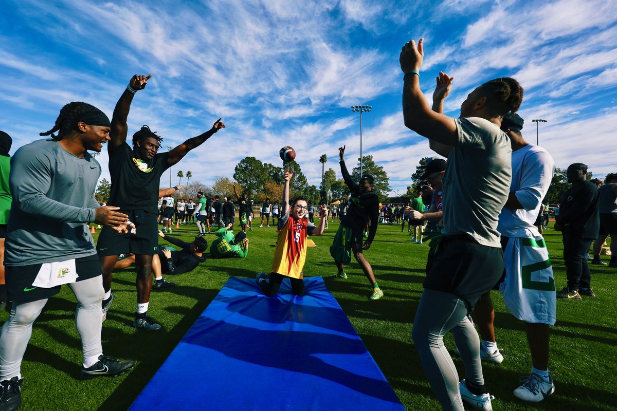 Had a blast with @SOArizona and @Fiesta_Bowl yesterday after practice! 🏈

#DucksDoMore x #GoDucks