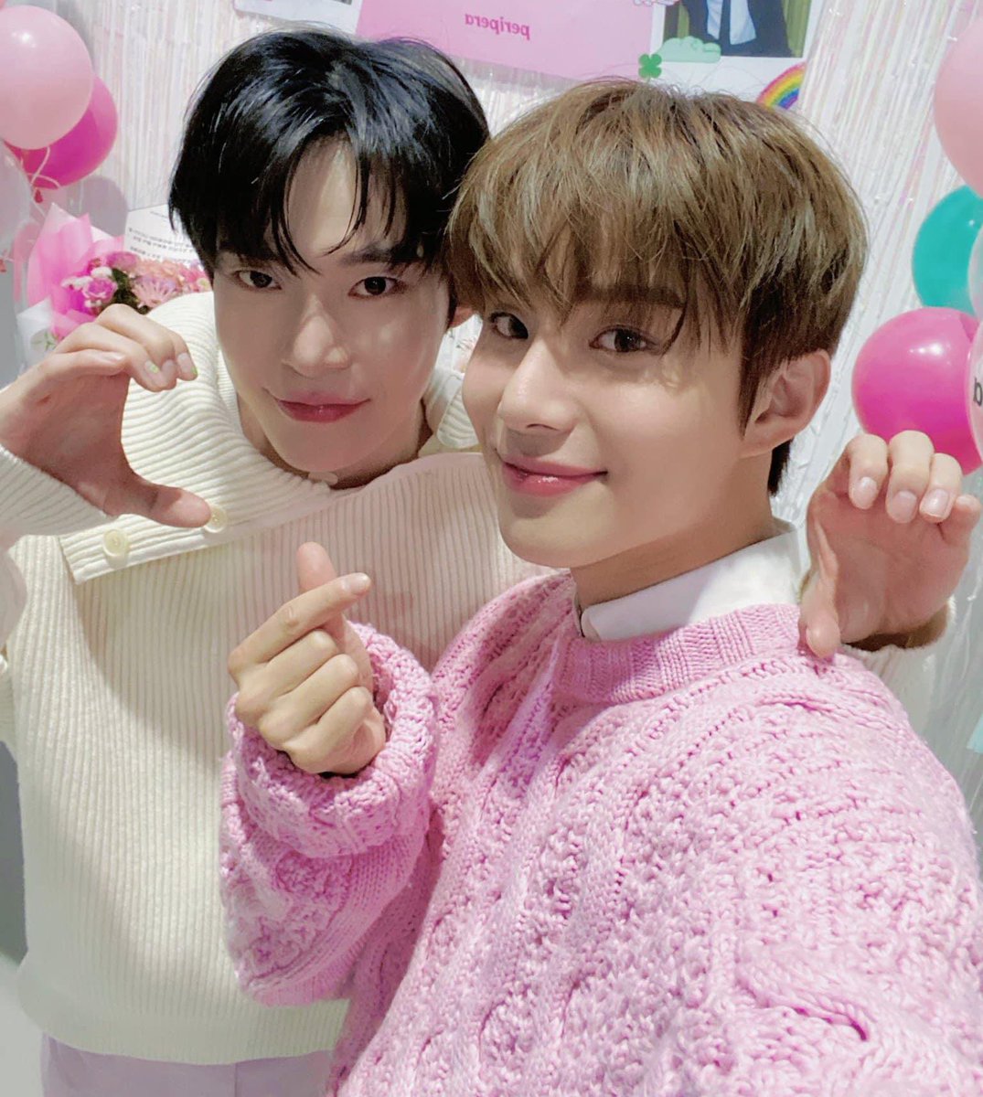 B3Y0U7's tweet photo. สุขสันต์วันปีใหม่นะครับ , ใครจะฉลองปีใหม่ยังไงไม่รู้ แต่ผมฉลองกับแฟน รักพันเจียนะครับ รักคุณเล็กด้วย น้องแต้มก็รัก ครองแครงก็รัก แต่เกลียดจิตติพัฒน์เหมือนเดิม —— ขอให้ทุกคนพบเจอแต่สิ่งดี ๆ นะครับ สำหรับคืนนี้ราตรีสวัสดิ์ ผมจะไปนอนกอดแฟน 🐈 https://t.co/6Si0unjWNV
