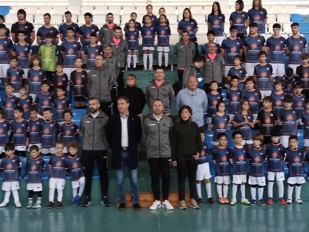 fedfutnavarra's tweet photo. Hoy se ha realizado la presentación del @Cintruenigofs que cuenta con 190 jugadores en esta temporada 23/24.

El directivo de la #FNF, @InaRueda, les ha acompañado en este último acto del año. https://t.co/1BC98ACyNm