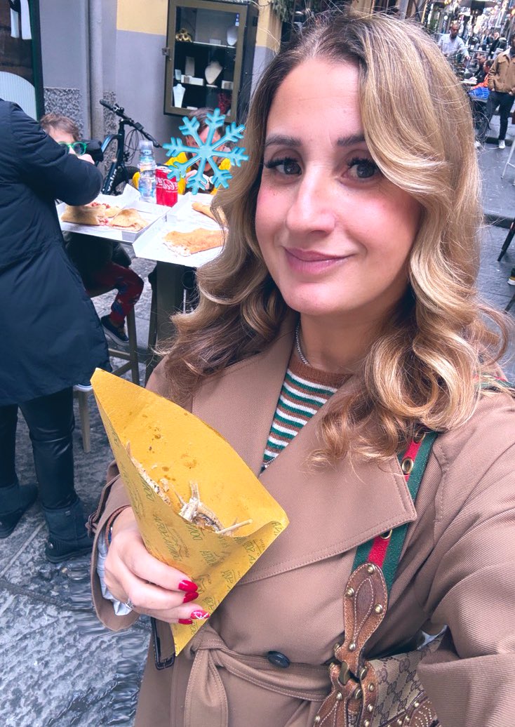 Che vigilia sarebbe senza il “cuoppo”? 
Auguri guagliù ♥️♥️♥️