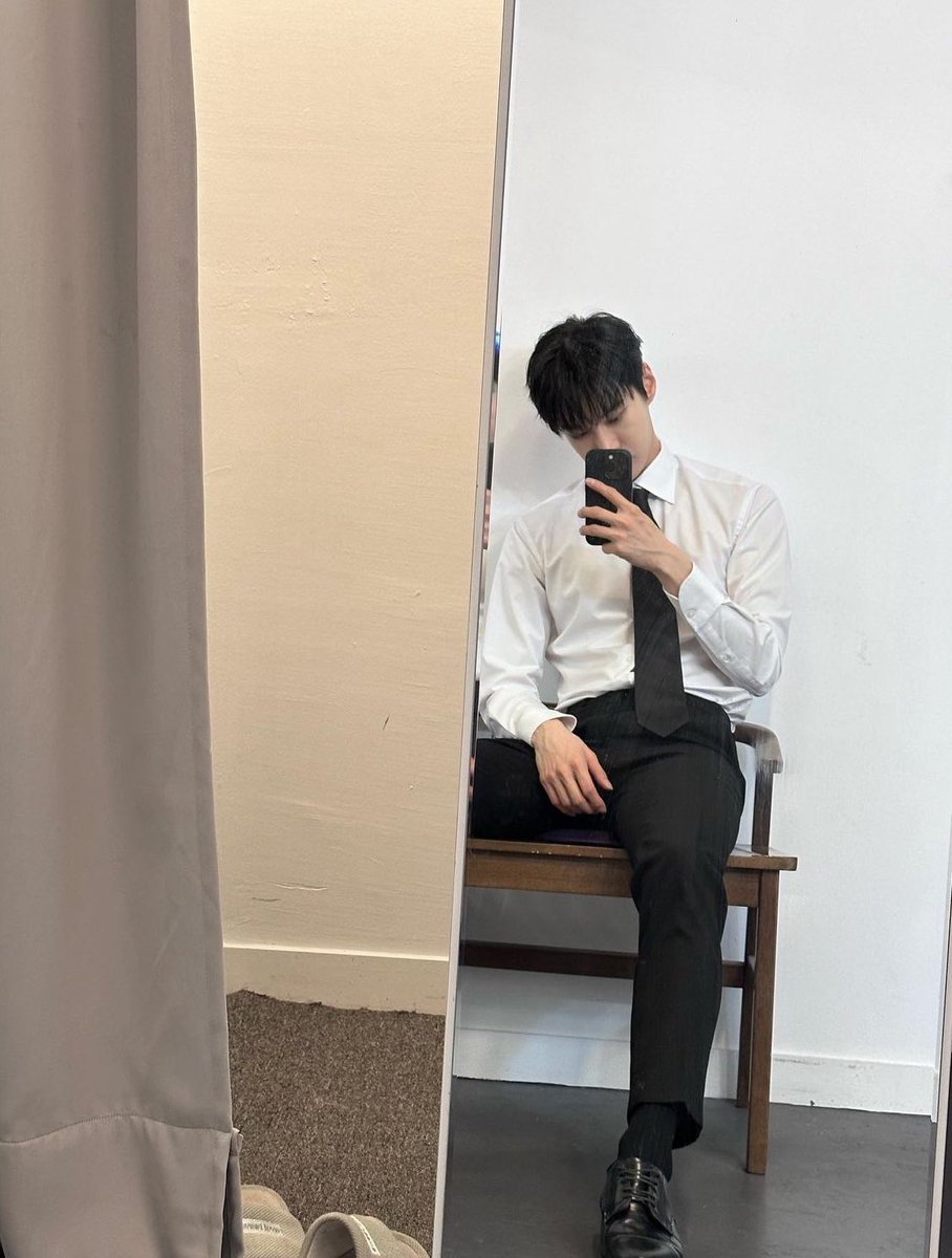 doiebabu's tweet photo. Doyoung looks way too hot here I NEED to sit on his lap 😭😭😭😭😭 https://t.co/KYtKBZMbtN