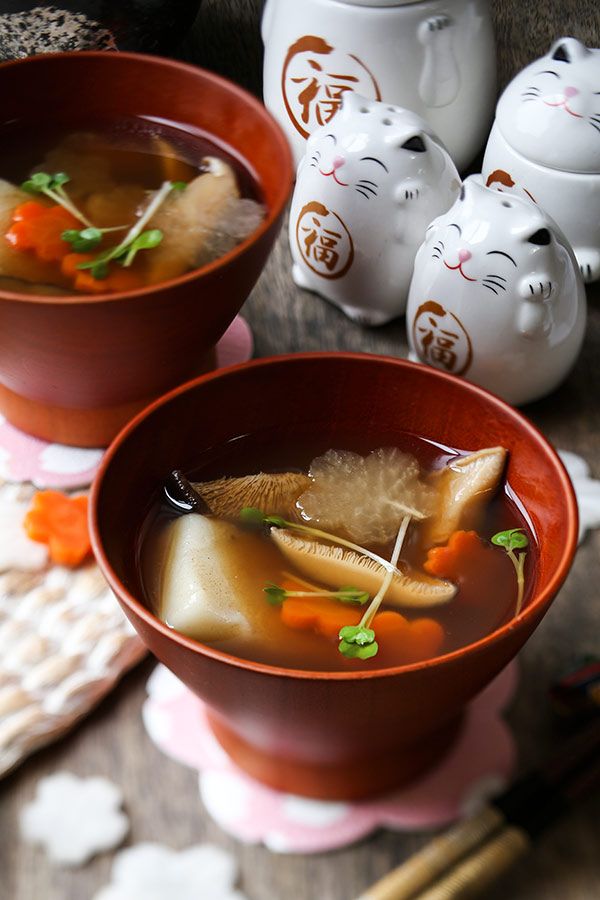 misspickledplum's tweet photo. Celebrate the arrival of the new year with a delicious Japanese ozoni (お雑煮 ) soup! This is a Kanto style ozoni with a clear kombu and dashi broth. It's delicate, comforting and pairs perfectly with the sweetness and chewiness of mochi

Get the Recipe 👉 https://t.co/ED0wdmNltg https://t.co/3Svtn2gAxm