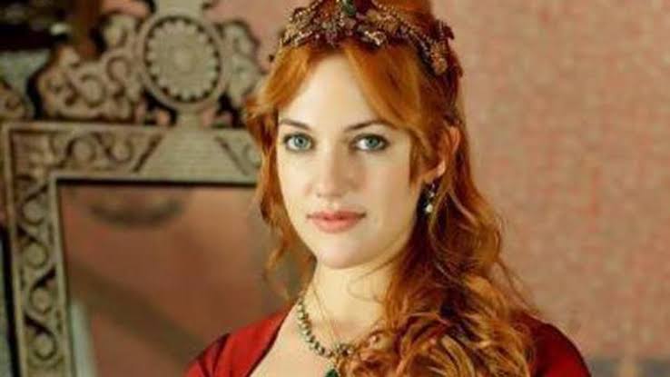 DiziciBagyan's tweet photo. Yıllar sonra, Hürrem Sultan &amp; Valide Sultan :')

#OSesTürkiyeYılbaşı https://t.co/r2SsZyjfhz