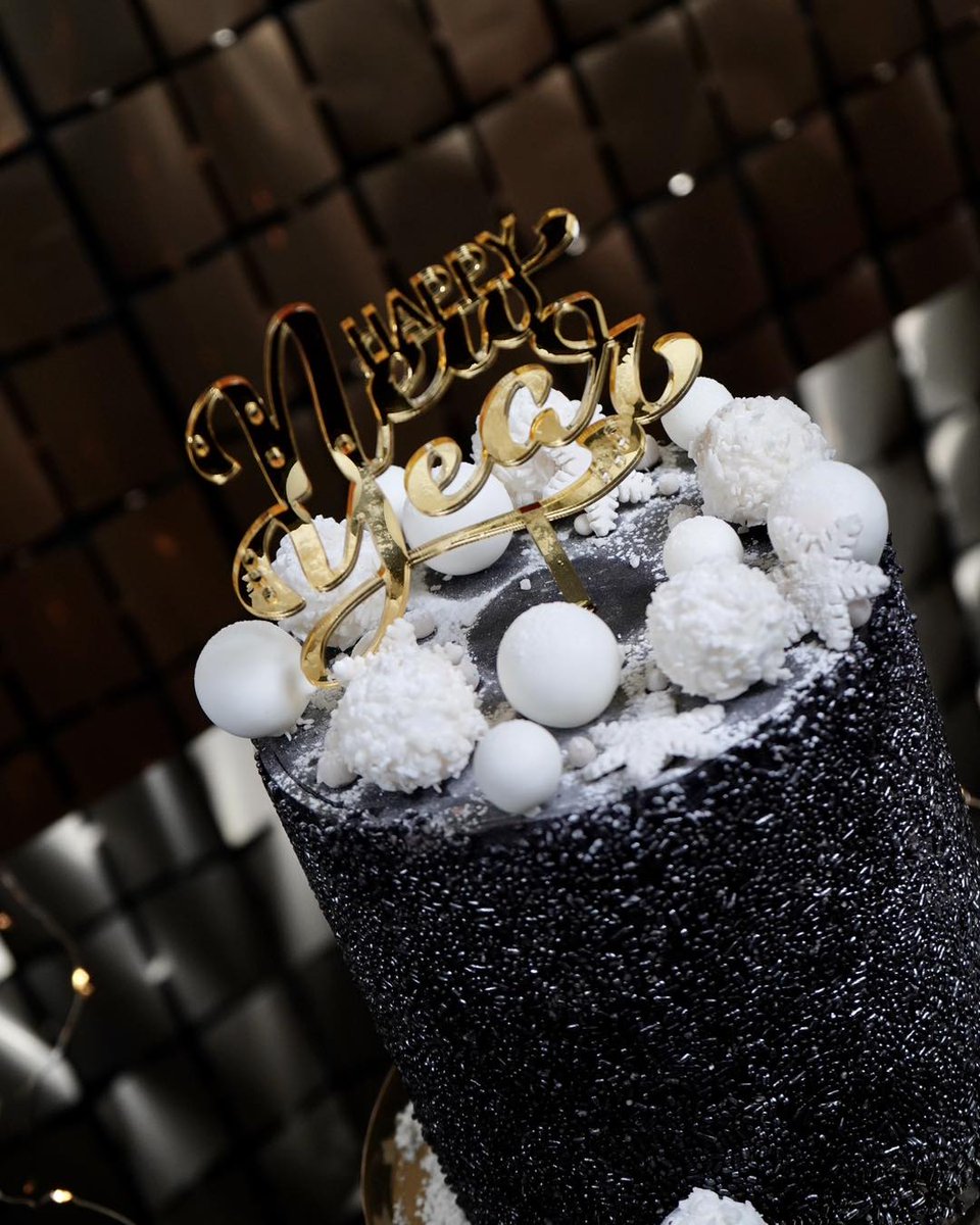 sachercakeshop's tweet image. ¡Termina el año con el mejor sabor! 🎆🍰 Nuestros pasteles serán el acompañante perfecto para la cuenta regresiva para dar la bienvenida de 2024. 🥳✨ . . #añonuevo2024 #newyearsparty #fiestadeañonuevo #felizañonuevo2024 #pasteles #postres #reposteros… dlvr.it/T0pS7Q