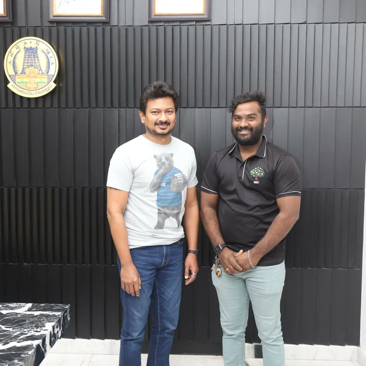john_victor_s's tweet photo. இந்த வருடத்தின் கடைசி புகைப்படம் 

விளையாட்டு துறை அமைச்சர் அண்ணன் உதயநிதி ஸ்டாலின் அவர்களை சந்திக்கும் வாய்ப்பு கிடைத்தது

இந்த டிசம்பர் மாத பேரிடரில் மக்களுக்கு களத்தில் இறங்கி வேலை செய்த தன்னார்வளர்களை அழைத்து கருத்த���களை கேட்டறிந்தார்

நன்றிகள் உதய நிதி அண்ணா .. @Udhaystalin https://t.co/oxxJcMzWtW
