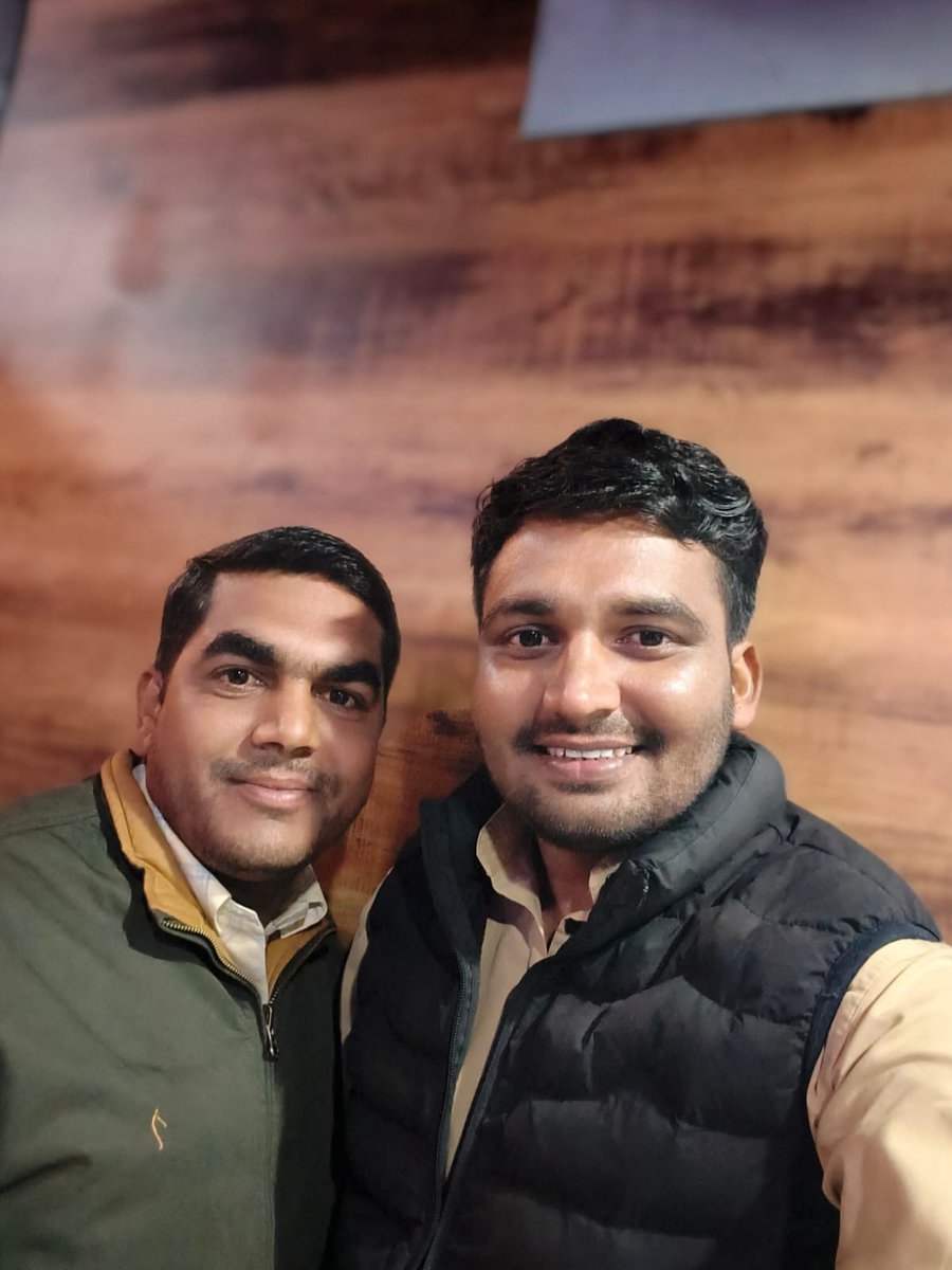 LUNASURENDRA88's tweet photo. कभी सख़्ती कभी नरमी, कभी उज्जलत कभी देर
वक्त ए दोस्त बरहाल गुजर जाता है 
कभी लम्हा लम्हा नजर आता है
साल तो कभी लम्हे की तरह साल गुजर जाता है
#Happy_New_Year_2024 https://t.co/8L3LzunwSQ