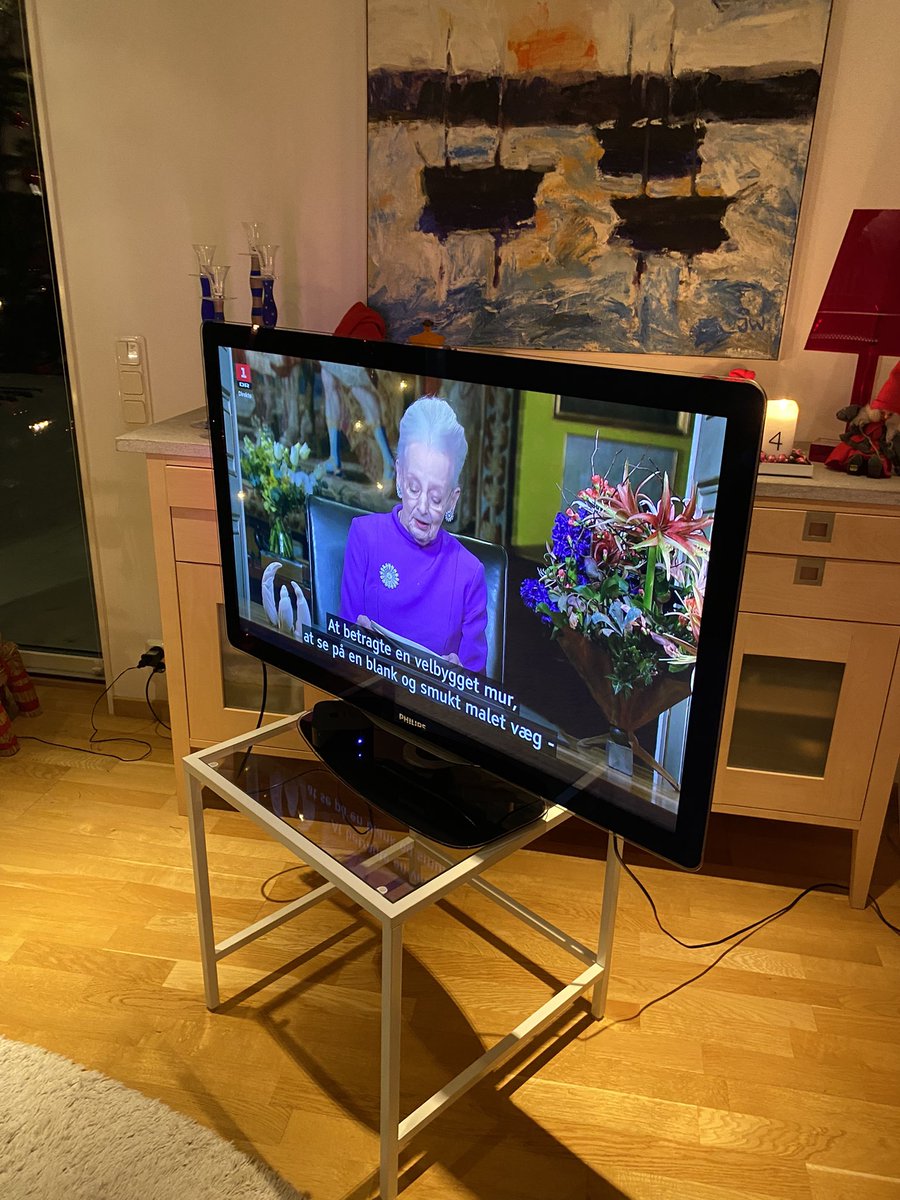 Sensationellt besked från Drottning Margrethe som nu berättar att hon efter 52 år som Danmarks drottning träder tillbaka som statschef i januari 2024. En enorm bedrift, en historiskt viktig insats för sitt land. Också från Sverige känner vi tacksamhet.