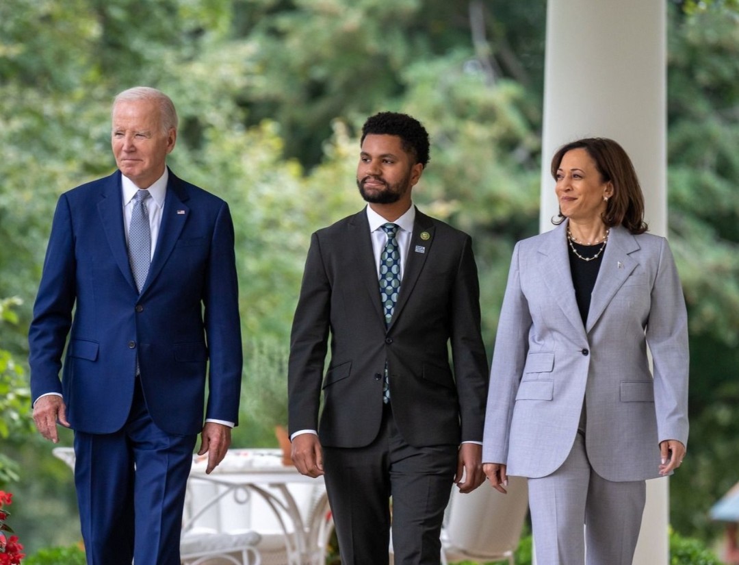 KamalaHarris's tweet photo. And that’s a wrap on 2023. https://t.co/NBQ5ZOIx3Q