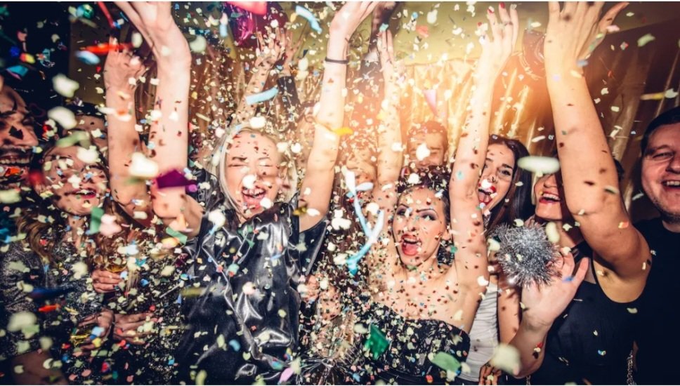 Bon réveillon à tous!
 Que cette dernière soirée 2023 soit remplie de joie&amp;moments mémorables
Profitez de la fête, mais prenez soin de vous &amp; de vos proches.À l'année prochaine pour de nouveaux défis! 
1 pensée pour les personnes seules,malades &amp; celles qui travailleront ce soir