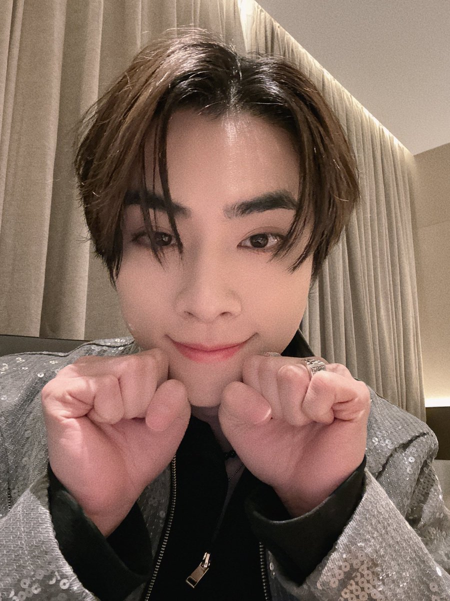 xx___dj888's tweet photo. 새해첫날부터애교ㅈㄴ껴진ㅉㅏ 참나ㅡㅡ♥︎ https://t.co/aD99lmbGBT