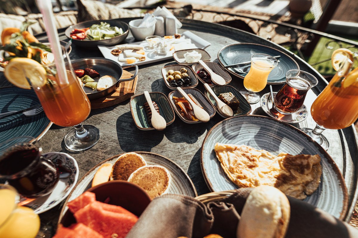 Şah Saray Cave Suites 

Kapadokya'nın en güzel manzarası eşliğinde muhteşem kahvaltı!..

Delicious Turkish breakfast with best Cappadocia view!..

#sahsaraycavesuites #2024 #cappadocia #bestview #kapadokya #helalturizm #halalhotel #cappadociahalalrestaurant #halalfood #balayı