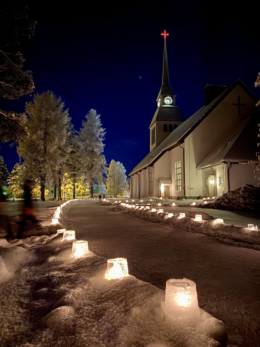 Yli 300 jäälyhtyä valaisee vuoden viimeisenä päivänä Kuusamon kirkon aluetta. Kiitos lyhtyjen tekijöille - oli vaikuttava elämys! ⁦<a href="/KuusamoRuka/">Kuusamon kaupunki</a>⁩ ⁦<a href="/VisitKuusamo/">VISIT KUUSAMO</a>⁩