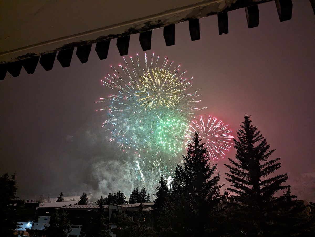 Messieurs dames, vos impôts ! Merci à tous et toutes pour cette TVA, Taxe sur votre essence, Taxe foncière et les 250 autres taxes sans lesquelles nous n'aurions pas un si beau spectacle.