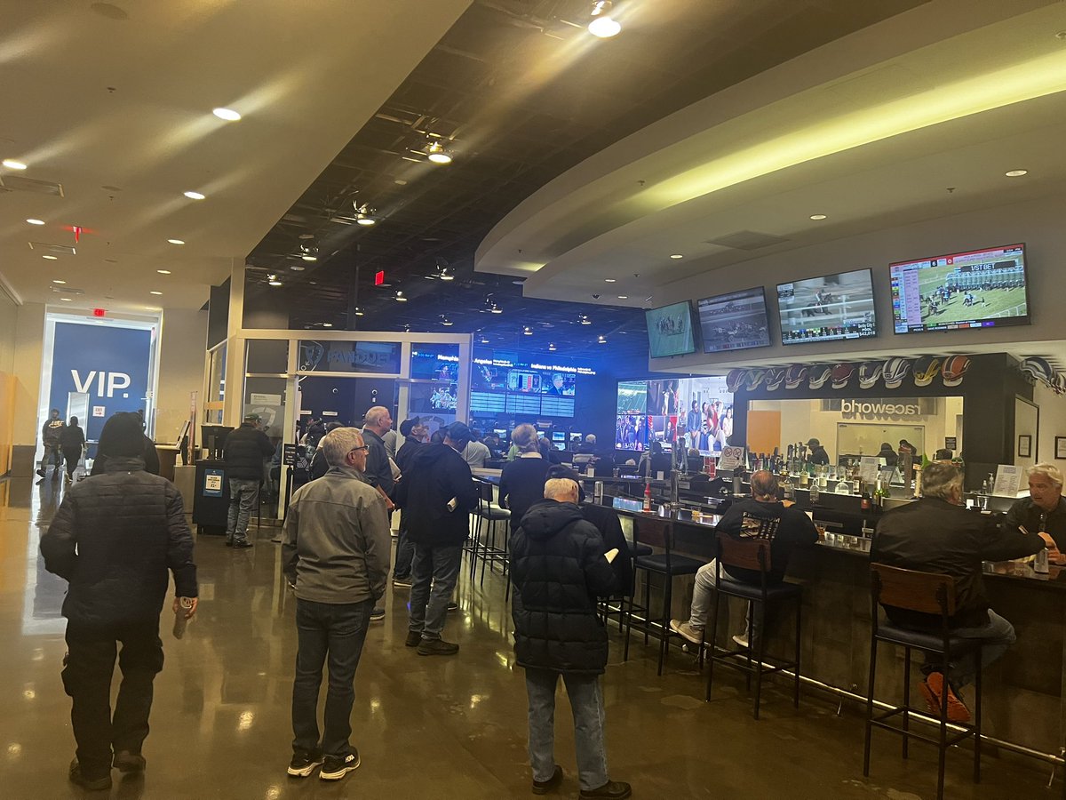 MarcMalusis's tweet photo. Happy New Year! Week 17 #NFL Action! Hanging out @TheMeadowlands for all the action. At Giants game? Go to Lot G and catch the shuttle! Great Food and Drink and best spot to watch games! @FDSBMeadowlands #Sunday #FDSB https://t.co/2CBiOraQJq
