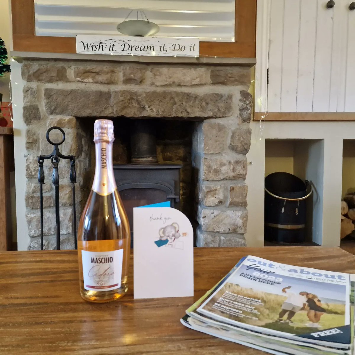 StonyBCottage's tweet photo. Thank you to our recent guests for our lovely card and gift. Have a read of their review 🙂
Hope everyone has a nice evening, and we at Stony Broke HQ would like to wish you all a Happy New Year. 

#HappyNewYear #stonybrokecottage
#stonybrokecottagedanby
#newyear #holidaycottage https://t.co/ITEwU79qCo