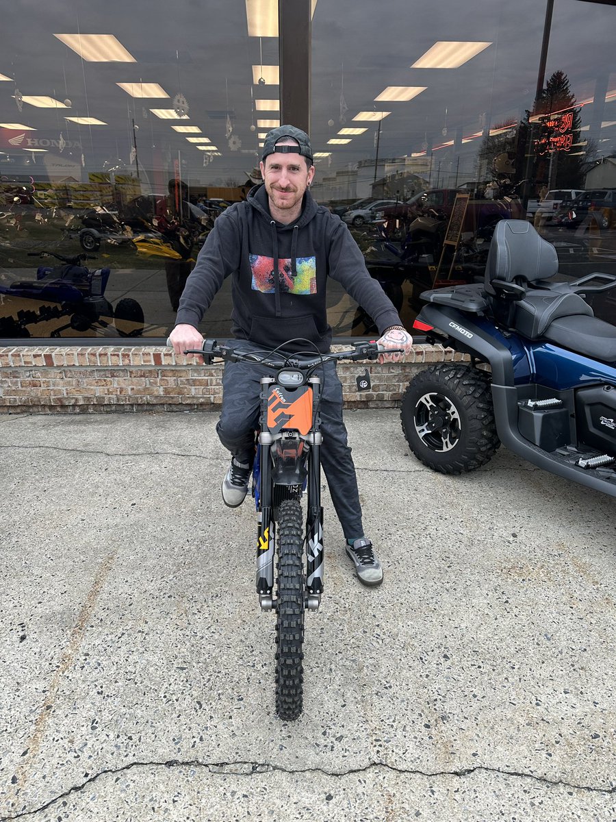 blackmanscycle's tweet image. 🎉 Congratulations to Mr. Bruno from #Havertown, PA on his 
#Surron #LightBee X! ⚡️ #HappyNewYear and thank you for choosing to work with Mick, the #MochaCowboy, and #BlackmansCycle! 🏁
