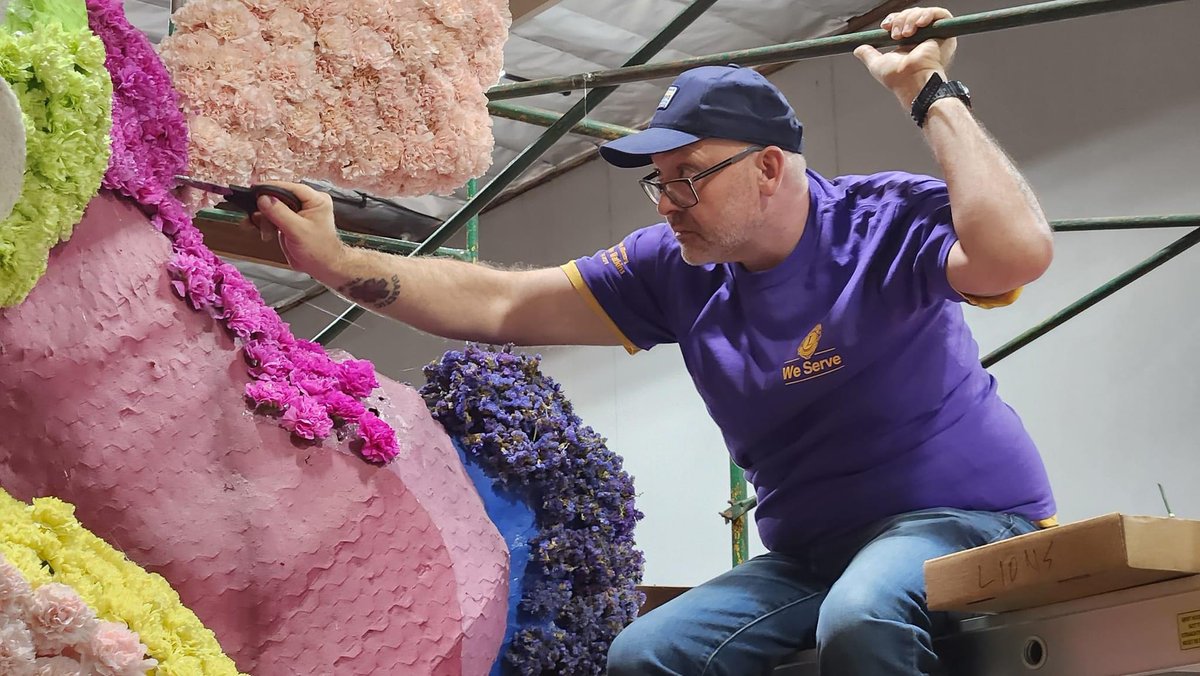 LionsFloat's tweet photo. Our amazing volunteer decorators are hard at work finishing up all of the details on the Lions float for the Rose parade tomorrow. Tune in tomorrow 8 AM Pacific time to watch the parade. https://t.co/2SyGbLQ7D5