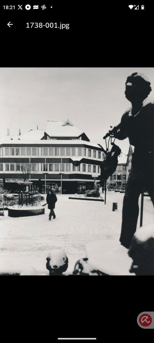 StAr_Montabaur's tweet photo. Wir wünschen mit diesen F. vom winterl. Konrad-Adenauer-Platz in #Montabaur ein #frohesneuesjahr . 
Zu sehen sind die Schusterjungenfigur, das Rathaus, die Klostergasse, Kreissparkasse u. Westerwälder Zeitung der #1980er bis frühen #1990er Jahre. 

#Silvester 
#HappyNewYear2024 https://t.co/S3RA1XEkoW