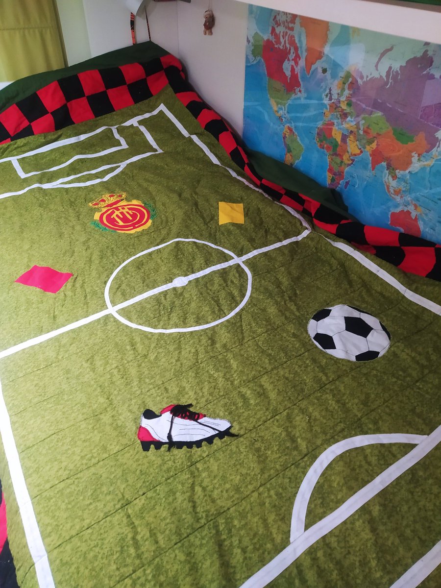 Fa mesos en Marc se queixava de que els seus amics del Barça i del Madrid tenien es tapament del llit dels seus equips. Avui sa padrina s'ha presentat amb aquest tapament. Avui anirà a dormir tard però feliç. Ojo <a href="/RCD_Mallorca/">RCD Mallorca</a> que té ©️ padrina Joana. Molts d'anys i bon 2024!!