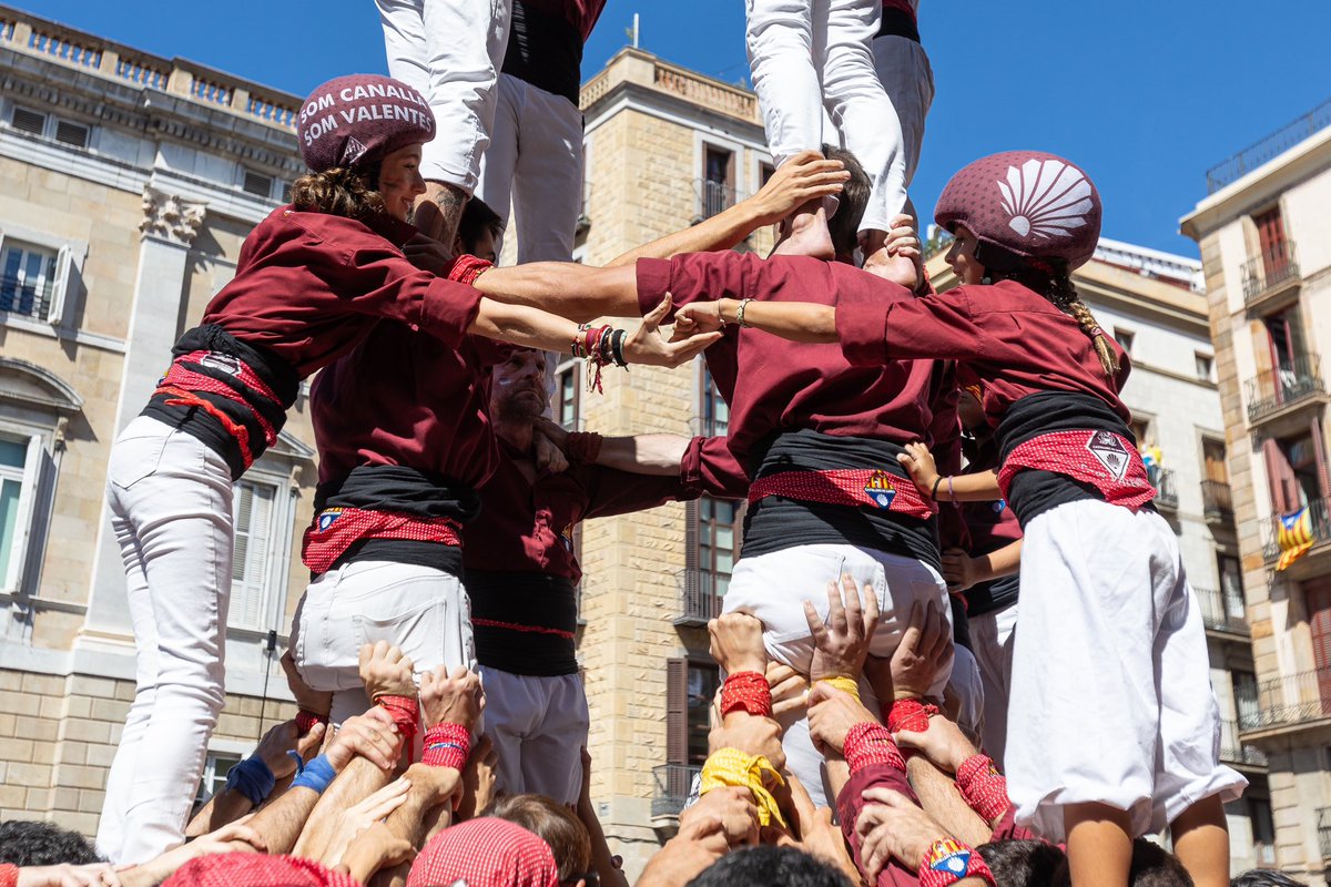 Aquest 2023 ha sigut de somni✨ Tanquem la temporada + extraordinària dels Castellers de Sarrià 👉152 construccions descarregades 👉19 castells de 7️⃣ 👉4 noves construccions 👉Un ambient insuperable Hem escrit història, un any de superació i passió! Com hi hem arribat? Fil ⬇️