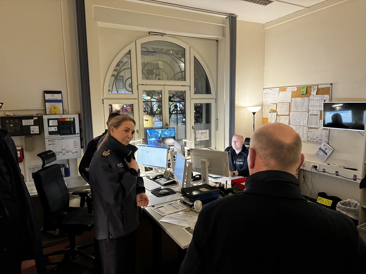 Unsere <a href="/polizeiberlin/">Polizei Berlin</a> ist gut aufgestellt, gut ausgestattet und gut vorbereitet auf den heutigen Einsatz. Sie hat den vollen Rückhalt des gesamten Berliner Senats. Ich danke allen Beamtinnen und Beamten für ihren wichtigen Dienst in dieser Nacht!