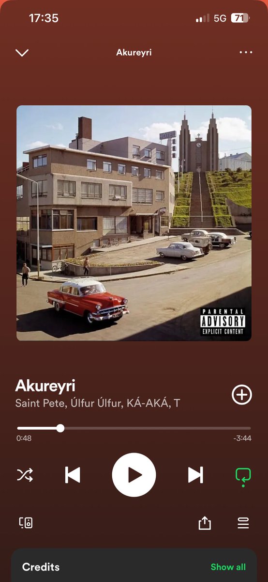 Við fengum þetta lag bara í gamlárs gjöf, aldrei vekja mig🐐🐐🐐