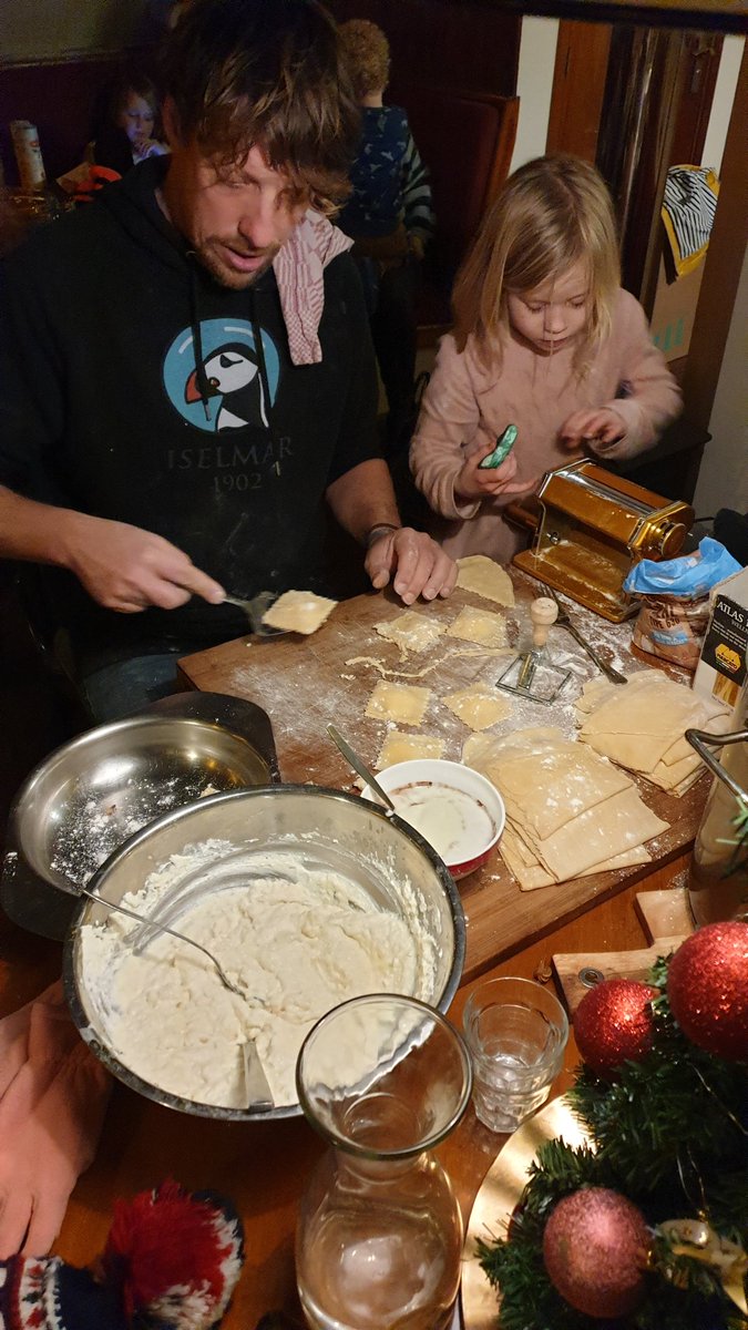 blas789's tweet photo. Het Kookteam Niels en Barry verraste ons met een heerlijke Uien Venkel soep met gezouten slagroom.
En Niels in zijn productiefabriekje zit Ravioli te stempelen en vullen.
#Bontekoe #Terschelling https://t.co/W7hligvf1y