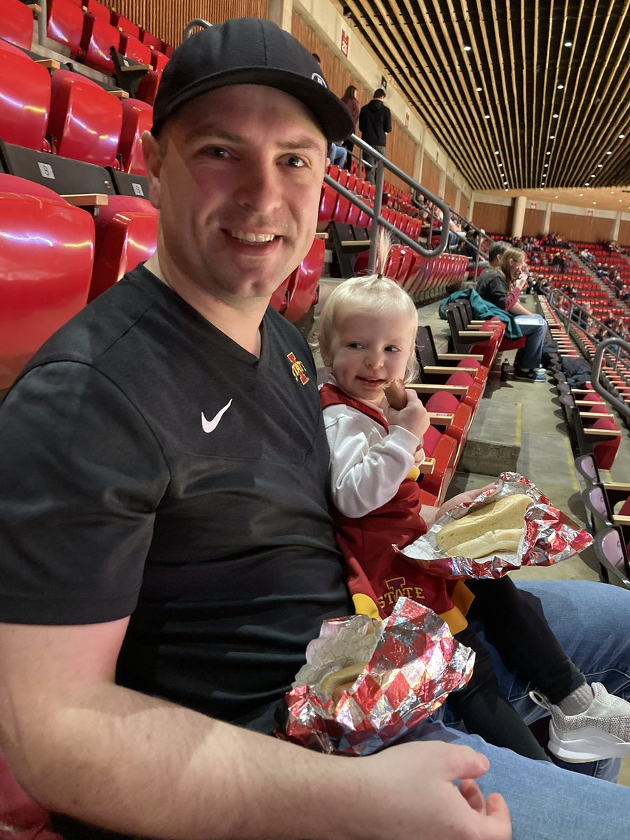 WBoyer_12's tweet photo. First Cyclone Basketball game for Bennett Ames! #CycloneNation https://t.co/5zyIOfACNu