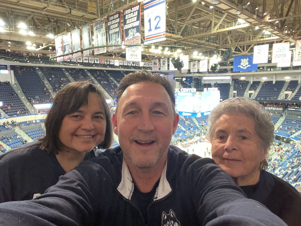 wallyworldyguy's tweet photo. Happy Bleed Blue years Eve Huskies!  #bleedblue https://t.co/0F4zbkajv8