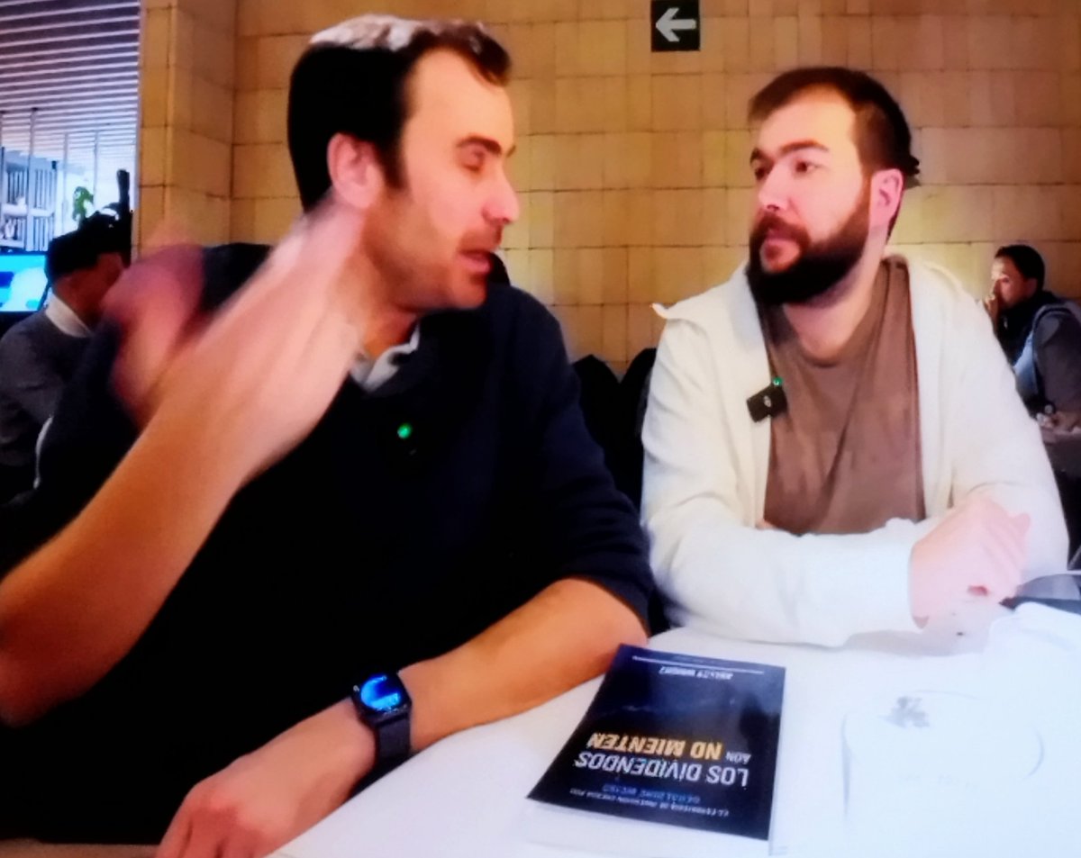 .<a href="/Tioblancohetero/">Un Tio Blanco Hetero</a> y <a href="/diazvillanueva/">Díaz Villanueva</a> con Los Dividendos aún no mienten en la mesa 😀
Gracias a <a href="/ColeccionBaelo/">Colección Baelo</a> por esta edición! Y Feliz 2024 a todos ✨
